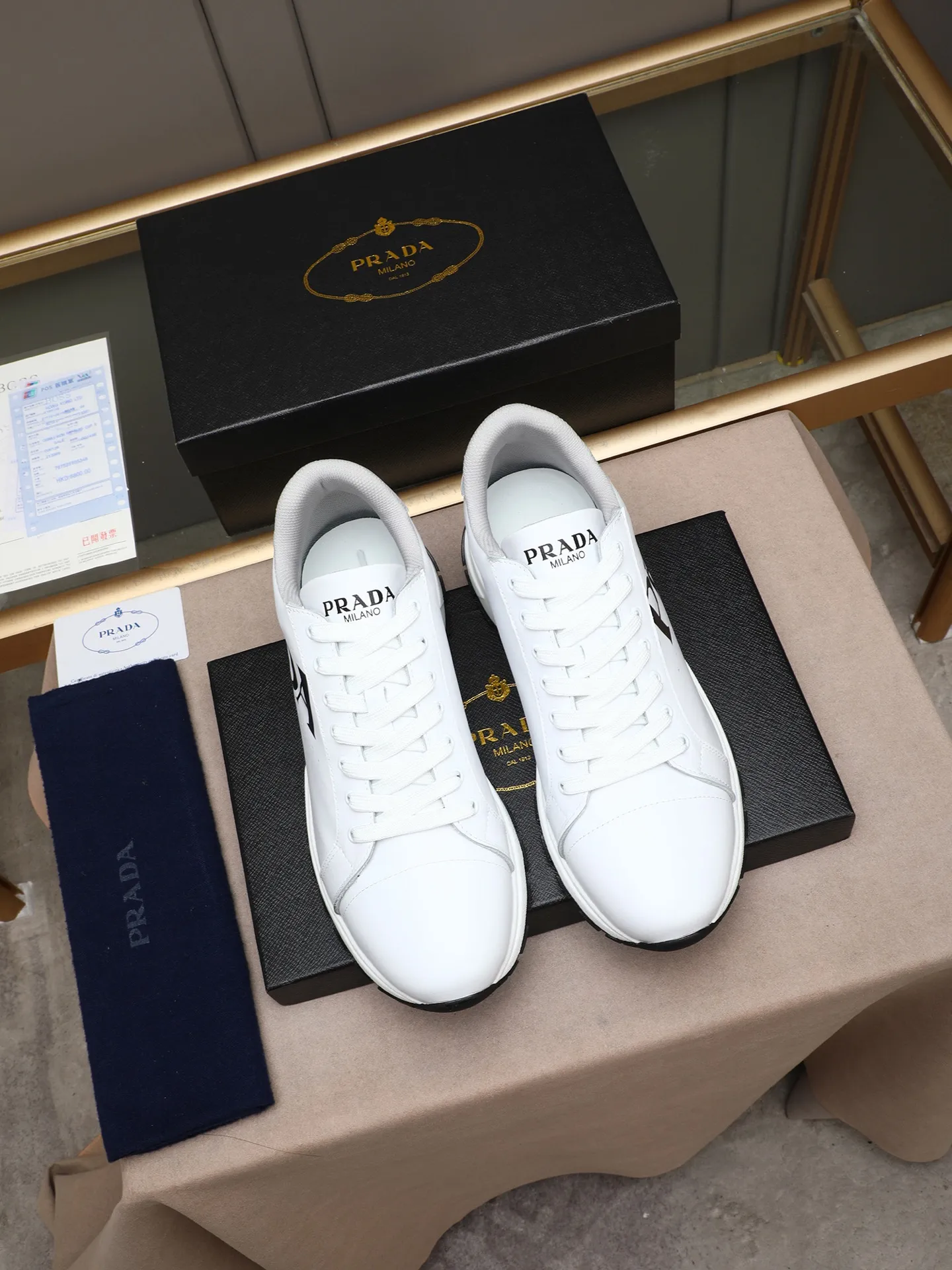 Men's shoes 💰460 PRADA's new model is on the market, the picture above is a must-sell! Fashionable casual men's shoes, trendy and versatile, relaxed and sporty style, imported cowhide leather uppers 3D printed and ultra-fine workmanship. Light and comfortable on the feet, available in 5 colors! 38-44(45 customized)